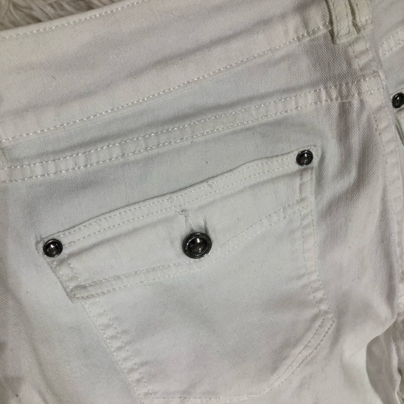 Elle Paris New York Tokyo 2 buttonwhite crop Capri jeans. Flap pickets!❤️❤️ - Picture 11 of 11